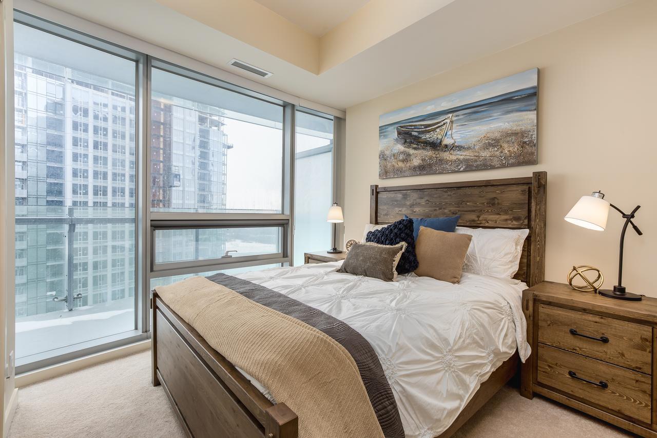 Upscale 3-Bedroom With Gorgeous Lake View Toronto Exteriör bild